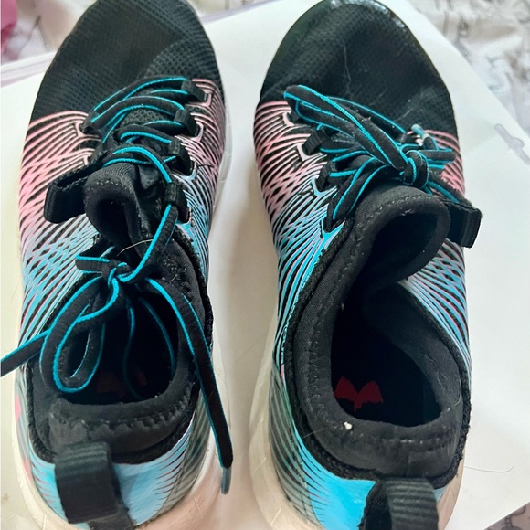 Under Armour Girl’s size 6y - Picture 1 of 2